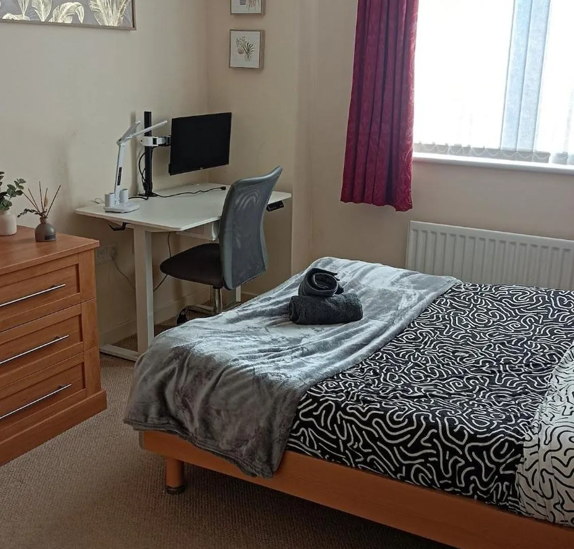 Spacious Cheltenham Flat With Free Allocated Parking 0*,