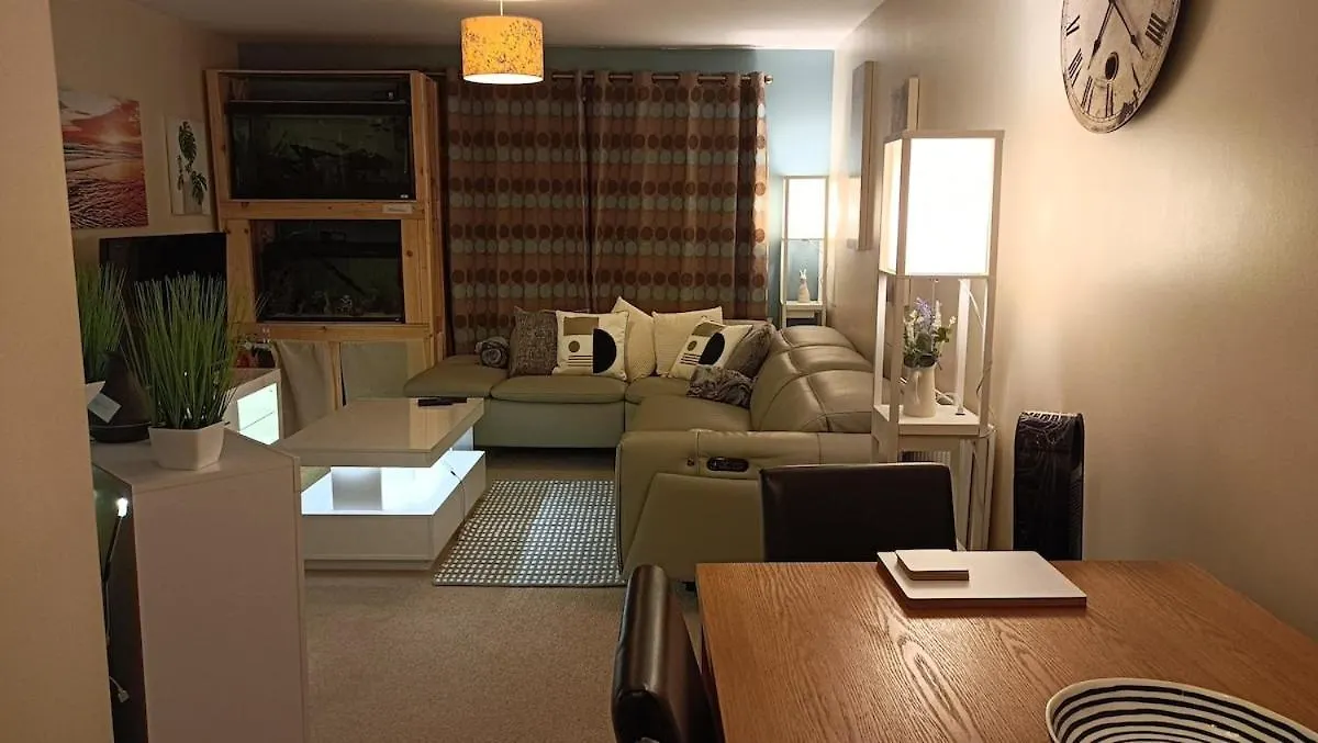 Spacious Cheltenham Flat With Free Allocated Parking Apartment