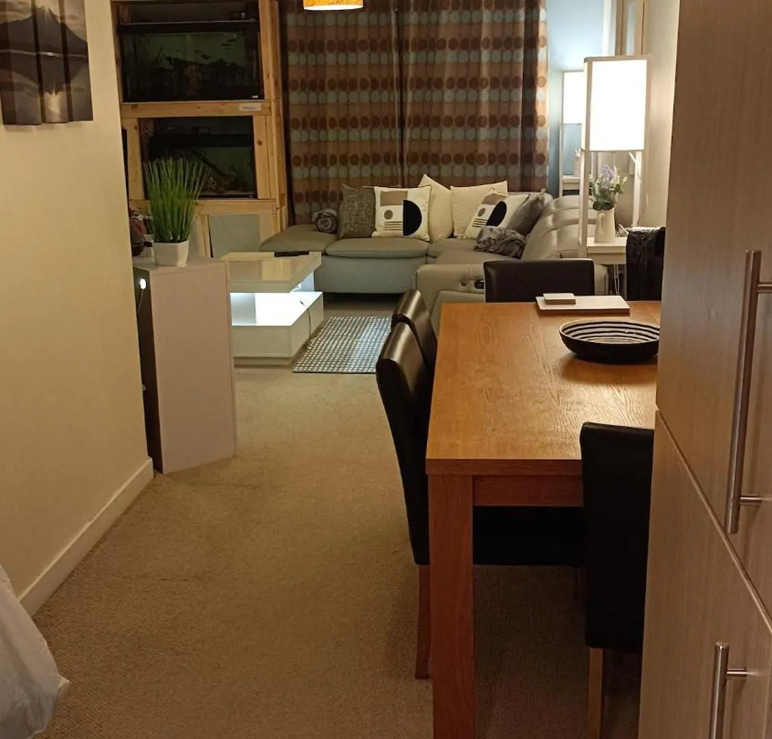 Spacious Cheltenham Flat With Free Allocated Parking Apartment