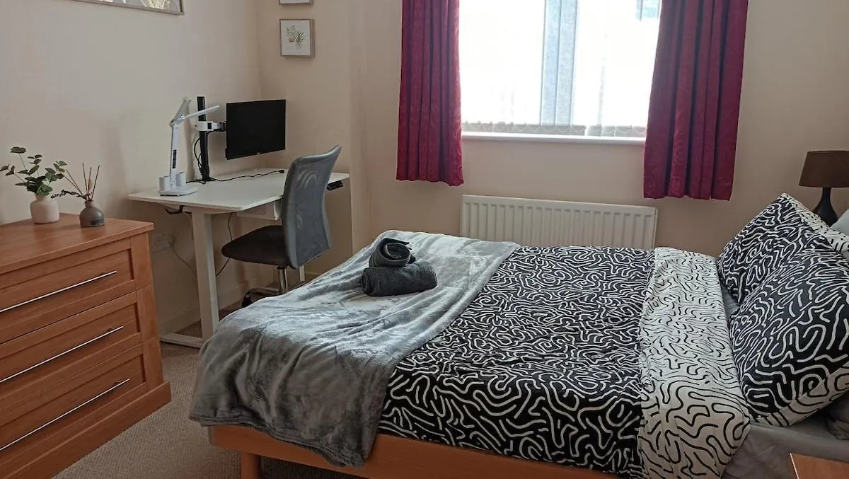 Spacious Cheltenham Flat With Free Allocated Parking