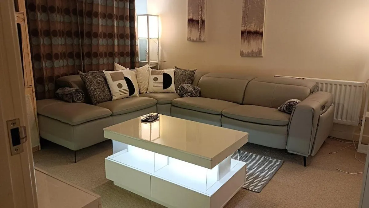 Spacious Cheltenham Flat With Free Allocated Parking 0*,  United Kingdom
