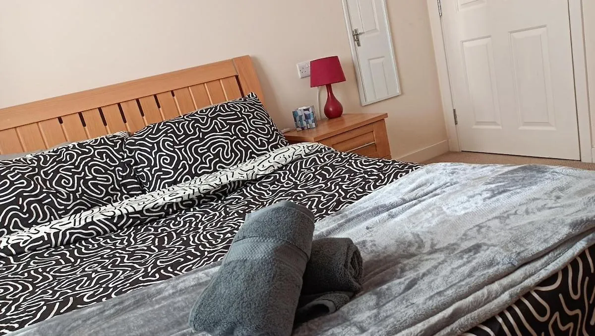 Spacious Cheltenham Flat With Free Allocated Parking 0*,