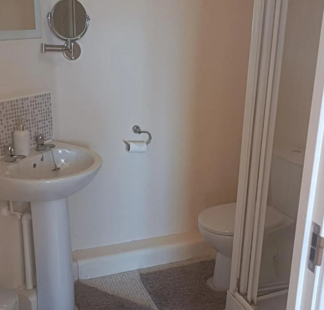 Apartment Spacious Cheltenham Flat With Free Allocated Parking