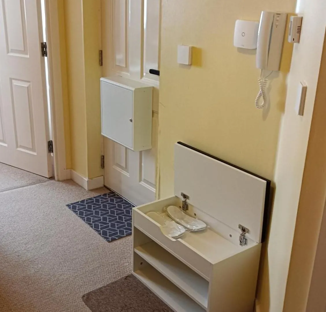 Spacious Cheltenham Flat With Free Allocated Parking Apartment